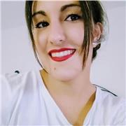Chica española da clases de lengua y literatura castellana, hasta la ESO